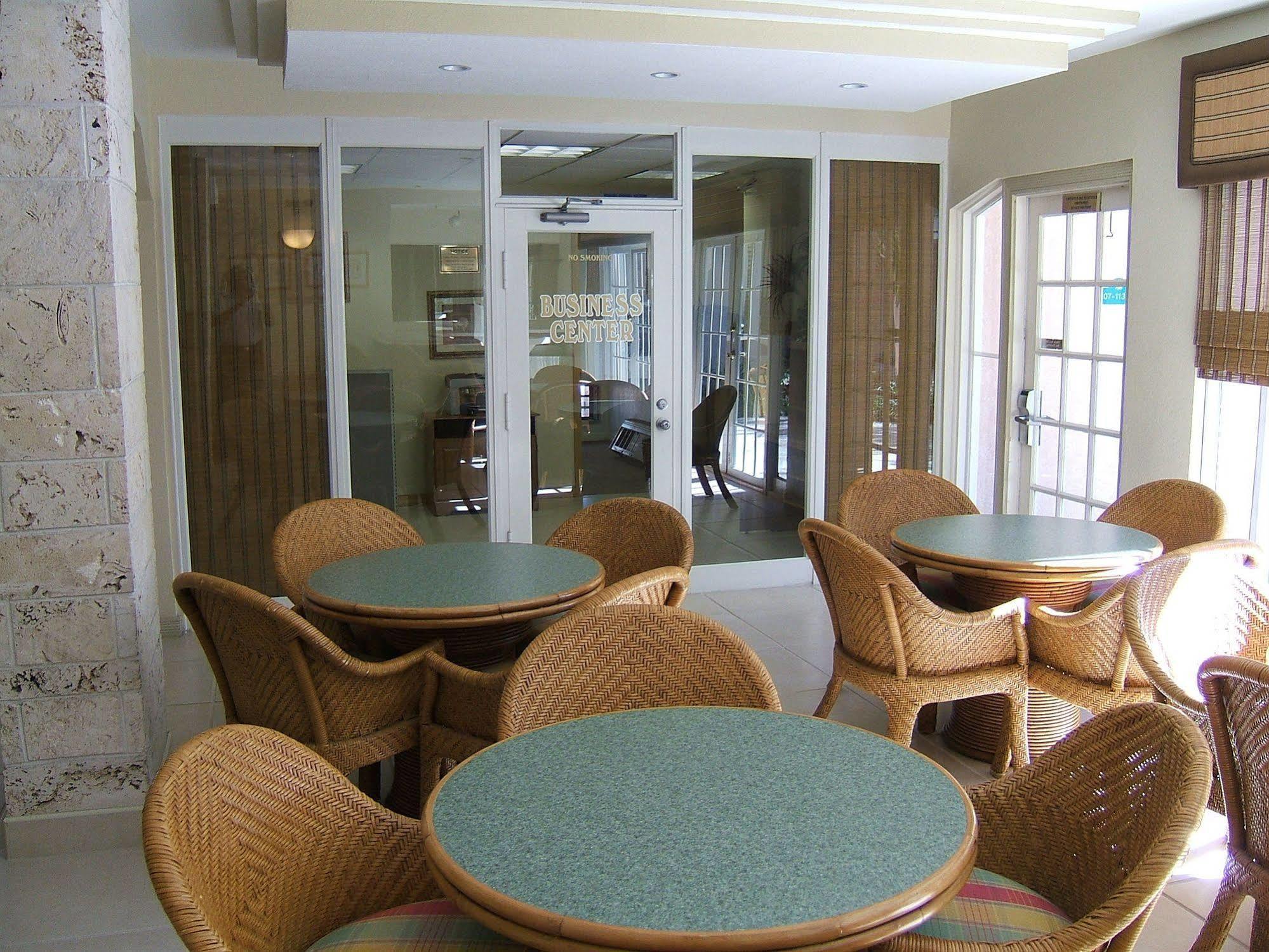 Castaways Resort And Suites Freeport Ngoại thất bức ảnh